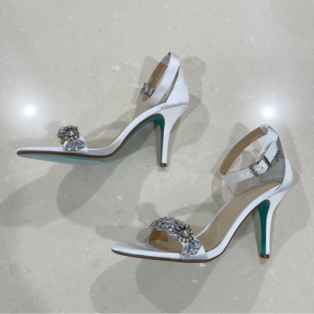 NEW Blue Betsey Johnson Erin Crystal Rhinestone Toe Heels Ivory Satin 8.5 - Picture 4 of 10